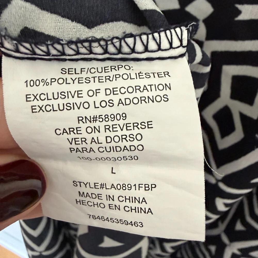 Gibson Latimer Black and White Geometric Blouse - Picture 7 of 7